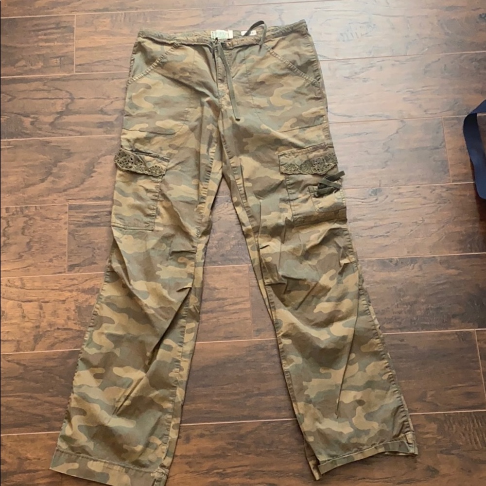 Old Navy size 6 camo pants with floral cutouts